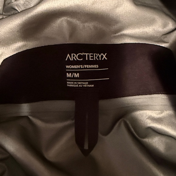 NWT - Arc'teryx Women's Beta Jacket - Canvas / Forage / Tatsu - Medium - Picture 9 of 9